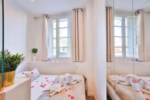 - une chambre avec 2 lits et 2 fenêtres dans l'établissement Escapade en Amoureux T2 luxueux, Love Room avec balnéo, 60m gare - hypercentre - La Porte Bleue 4, à Toulon