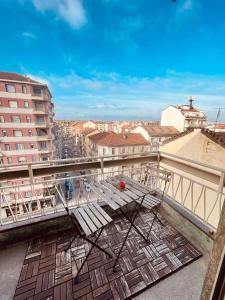 einen Balkon mit einer Bank auf einem Gebäude in der Unterkunft Feels like home in Turin