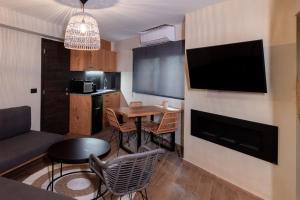 Televisyen dan/atau pusat hiburan di Theros by Agora Luxury Apartments in the heart of Heraklion