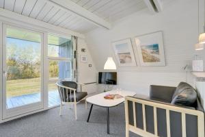 een woonkamer met een tafel en stoelen bij Lalandia Rødby in Rødby