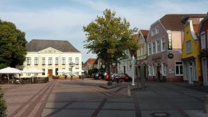 a street in a town with many buildings at Ferienwohnung Esener Bär in Esens