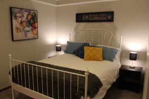賈斯珀的住宿－落基山脈寶石酒店，卧室配有带两盏灯的白色床