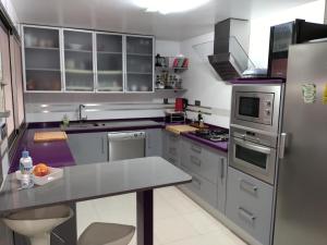 アルメリアにあるApartamento Algazulのキッチン(ステンレス製の電化製品、テーブル付)