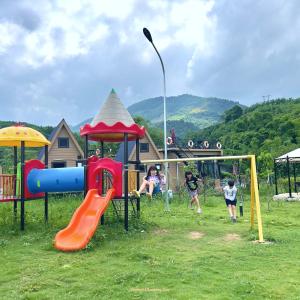 - une aire de jeux pour enfants dans l'établissement Caofong Glamping Village, à Hòa Bình