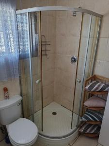 Suburbia في روستنبرج: حمام مع دش مع مرحاض