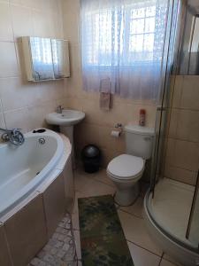 Suburbia في روستنبرج: حمام مع مرحاض ومغسلة ودش