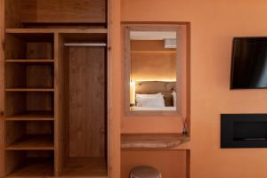Televízia a/alebo spoločenská miestnosť v ubytovaní Minos by Agora Luxury Apartments in the heart of Heraklion