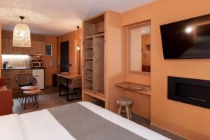 Televízia a/alebo spoločenská miestnosť v ubytovaní Minos by Agora Luxury Apartments in the heart of Heraklion