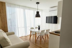 een woonkamer met een witte tafel en stoelen bij Olive Tree Apartments in Vodice