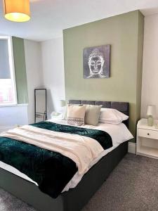 a bedroom with a large bed in a room at 2 bedroom home close to Newcastle city centre in Gateshead