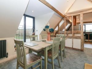 een eetkamer met een tafel en stoelen bij Palace Farmhouse in Hereford