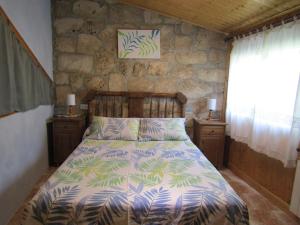 ベセイテにあるCasa Burguésの石壁のベッドルーム1室(ベッド1台付)