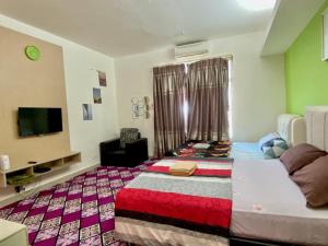 een slaapkamer met een groot bed en een televisie bij Private Studio Viana Court Service Apartment 4 with private parking in Kota Bharu