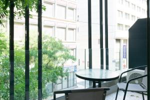 une table et des chaises devant une fenêtre dans l'établissement Voda Luxury Residence #101, à Athènes
