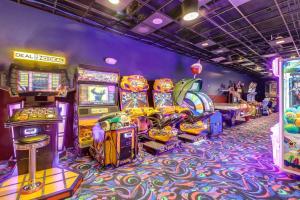 una sala piena di giochi arcade di Jay Peak Village Home 367B a Jay