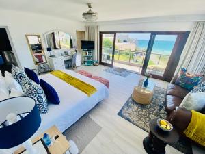 1 dormitorio con cama y vistas al océano en My-konos en St Francis Bay
