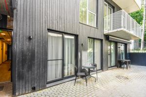 耶德庫安特的住宿－COME2rest - Kalno namai，一个带两把椅子的庭院和一座带窗户的建筑