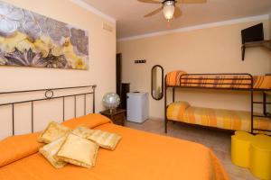 2 Betten in einem Zimmer mit 2 Etagenbetten in der Unterkunft Agriturismo La Fattoria in Ascea