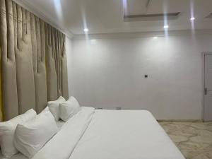 Ένα ή περισσότερα κρεβάτια σε δωμάτιο στο White Gold Hotel