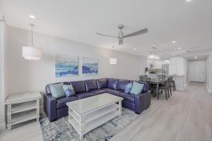 Et opholdsområde på Luxury Cape Marco unit with pool, gym and tennis