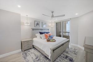 En eller flere senge i et værelse på Luxury Cape Marco unit with pool, gym and tennis + 40 billeder