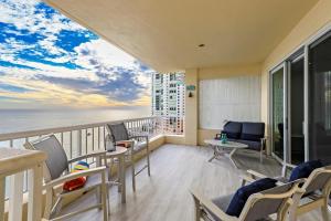 Et tv og/eller underholdning på Luxury Cape Marco unit with pool, gym and tennis