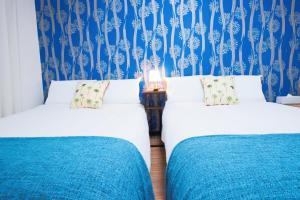 Postel nebo postele na pokoji v ubytování HOTEL AARON通天西