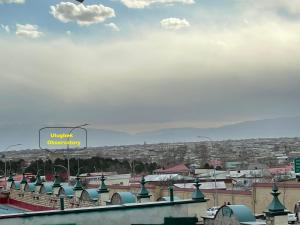 uma vista para uma cidade a partir do telhado de um edifício em CHO'PON OTA Hotel em Samarkand