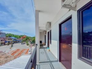 Un balcon sau o terasă la Reddoorz at Cempaka Guesthouse Tarakan
