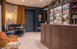 a waiting room with a bench and a table at Hôtel Maison Lacassagne Lyon in Lyon