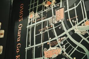 小樽的住宿－OMO5 Otaru by Hoshino Resorts，建筑物一侧城市地图