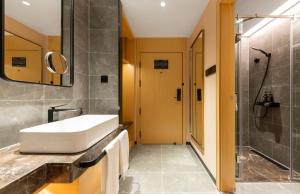 East Sacred Hotel--Very near Beijing Tiananmen Square ,the Forbidden City,The temple of heaven ,3 minutes' walk to Wangfujing subway ,Located in the center of Beijing, many shopping malls around,Free laundry service,Newly renovated hotel的一间浴室