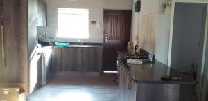 eine Küche mit einer Spüle und einer Arbeitsplatte in der Unterkunft Bergview Chalet, Cathkin in Bergview