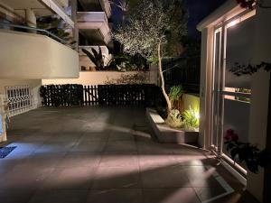 A balcony or terrace at Bright, Cosy Studio close to Glyfada Beach & Center