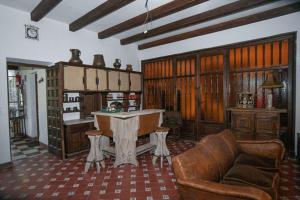 a living room with a couch and a table at El Chalet de Gloria in Santa Marta de Tormes