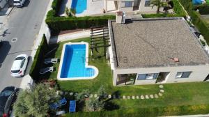 Bazén v ubytovaní Villa lujosa con spa, piscina y sala de juegos PRIVADOS alebo v jeho blízkosti