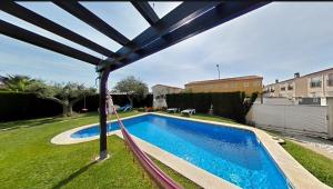 Bazén v ubytovaní Villa lujosa con spa, piscina y sala de juegos PRIVADOS alebo v jeho blízkosti