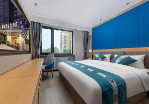 East Sacred Hotel--Very near Beijing Tiananmen Square ,the Forbidden City,The temple of heaven ,3 minutes' walk to Wangfujing subway ,Located in the center of Beijing, many shopping malls around,Free laundry service,Newly renovated hotel客房内的一张或多张床位