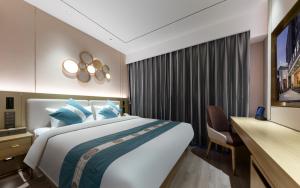 East Sacred Hotel--Very near Beijing Tiananmen Square ,the Forbidden City,The temple of heaven ,3 minutes' walk to Wangfujing subway ,Located in the center of Beijing, many shopping malls around,Free laundry service,Newly renovated hotel客房内的一张或多张床位