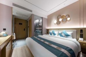 East Sacred Hotel--Very near Beijing Tiananmen Square ,the Forbidden City,The temple of heaven ,3 minutes' walk to Wangfujing subway ,Located in the center of Beijing, many shopping malls around,Free laundry service,Newly renovated hotel客房内的一张或多张床位