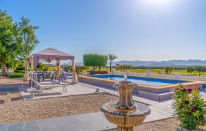 Villa con piscina y cenador en Exceptional Rico's Country Retreat Almendricos, en Puerto Lumbreras