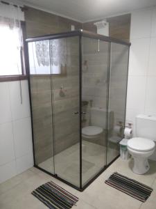 ラブラス・ノーヴァスにあるChalé Suite do cháのバスルーム(ガラス張りのシャワー、トイレ付)