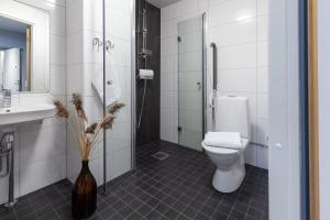 Ein Badezimmer in der Unterkunft Hotel Linnasmäki