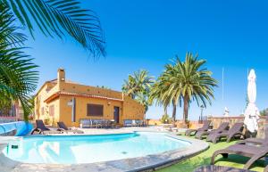 uma villa com piscina e palmeiras em Pradera de Melo Heated Pool on request-Wifi-BBQ em Los Realejos