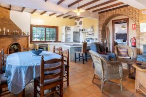 una cucina e una sala da pranzo con tavolo e sedie di Pradera de Melo Heated Pool on request-Wifi-BBQ a Los Realejos
