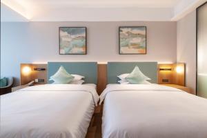 Letto o letti in una camera di SSAW Boutique Hotel Zhijiang