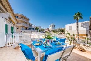 een tafel en stoelen op het balkon van een appartement bij Ideal Property Mallorca - Casa Catalina in Can Picafort