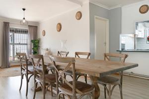 Η κουζίνα ή μικρή κουζίνα στο West Beach Escape #Entire house with pool