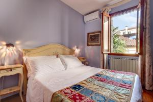 a bedroom with a bed and a window at Ca' Riza in Venice
