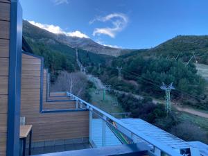 balcón con vistas a la montaña en Hostal La Pinilla, en Segovia